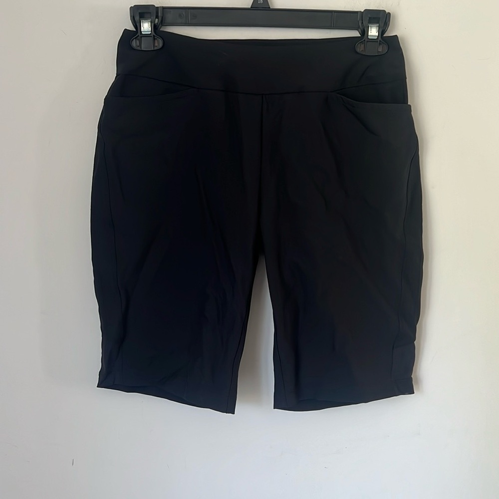 Tail White Label Black Ladies Bermuda Golf Shorts, size 6.^